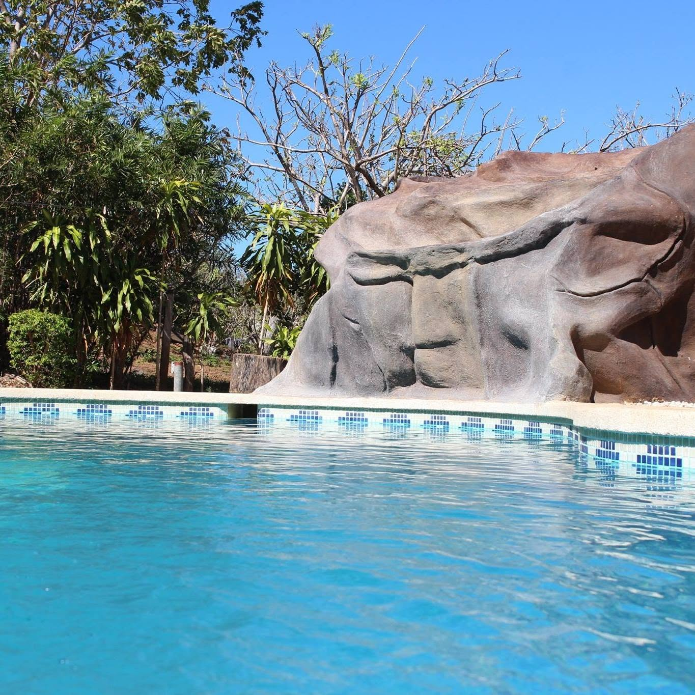 Piscina y Áreas Verdes